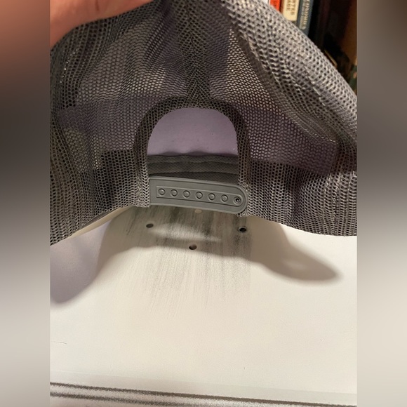 Columbia White & Gray Mesh SnapBack Hat W/ Mountain Patch. Unisex. One Size. NWT - Picture 4 of 6